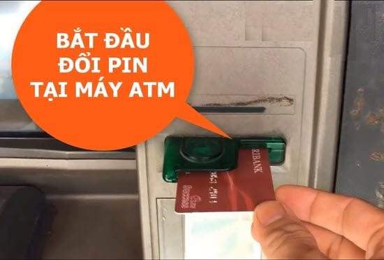 Đưa thẻ ATM Agribank vào khe đọc thẻ