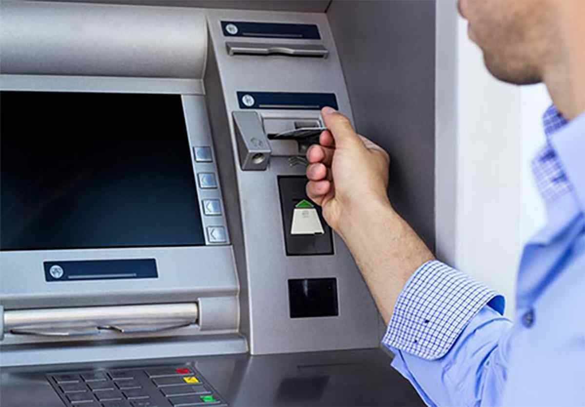 Đưa thẻ vào máy ATM