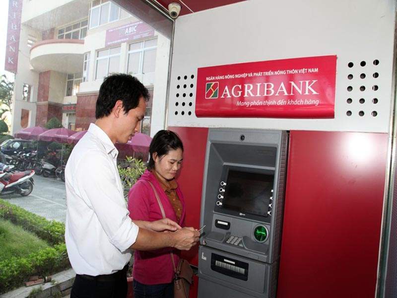 Tại cây ATM, bạn không chỉ rút được tiền mà còn tra cứu được số dư vô cùng nhanh chóng